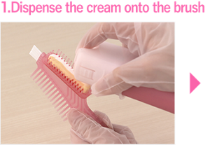 １．Dispense the cream Onto brush.