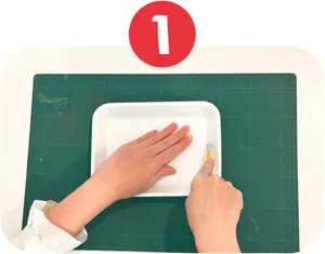 ①発泡スチロールのトレーをカットしている画像