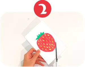 ②発泡スチロールに描かれたイチゴのイラストをカットしている画像