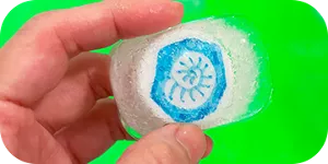 化石が描かれたペットボトルのキャップが入っている氷の画像