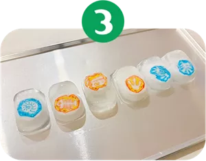 ③ペットボトルのキャップが入っている氷の画像