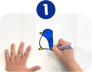 ①クリアファイルにペンギンのイラストを描いている画像