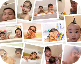 お風呂場で遊んでいる子どもたちの画像