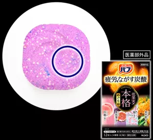 バブ 本格花果実めぐり浴のパッケージ画像。錠剤の中にあるアロマビーズのイメージ画像［医薬部外品］