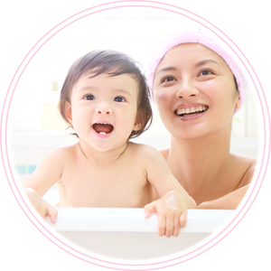 ママと赤ちゃんが一緒に入浴している写真