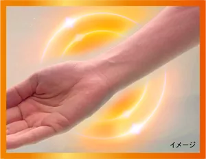 お湯につけた手と腕が温まっているイメージの画像