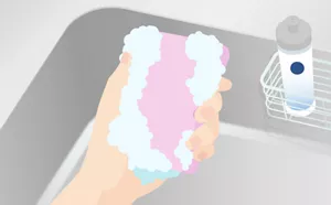 キュキュットをつけて、スポンジを泡立てているイラスト。