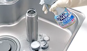 フタやパッキンなどを取り外したステンレス製の水筒にキッチン泡ハイター無臭性タイプをスプレーしている写真。