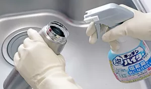 水筒にキッチン泡ハイター無臭性タイプをスプレーしている写真。