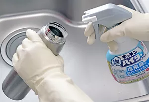 水筒にキッチン泡ハイター無臭性タイプをスプレーしている写真。