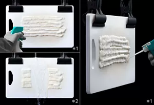 垂直に立てられたまな板に、キッチン泡ハイターを使用している写真。垂直面でも泡がぴったりと密着し垂れていない様子と、水で洗い流した箇所はきれいに汚れが落ちている様子。