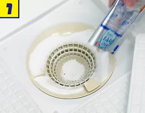 1. お風呂の排水口に強力カビハイター排水口そうじこれだけをかけている写真。