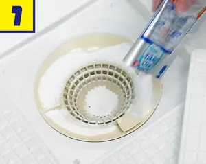 1. お風呂の排水口に強力カビハイター排水口そうじこれだけをかけている写真。