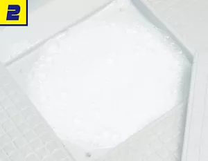 2. お風呂の排水口に強力カビハイター排水口そうじこれだけをかけて水を注いだことで発泡し、洗浄されている写真。