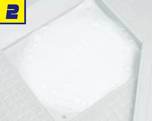 2. お風呂の排水口に強力カビハイター排水口そうじこれだけをかけて水を注いだことで発泡し、洗浄されている写真。