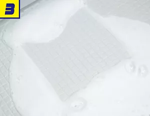 3. お風呂の排水口に強力カビハイター排水口そうじこれだけをかけて水を注いだことで、発泡している写真。閉じたフタからも泡があふれている様子。