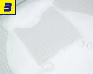 3. お風呂の排水口に強力カビハイター排水口そうじこれだけをかけて水を注いだことで、発泡している写真。閉じたフタからも泡があふれている様子。