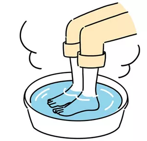 洗面器にためたお湯で足湯をしているイラストイメージ