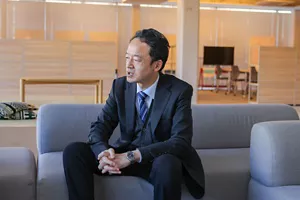 「暑い夏こそシャワーだけでなく湯船に浸かろう！」と語っている早坂信哉さんの写真