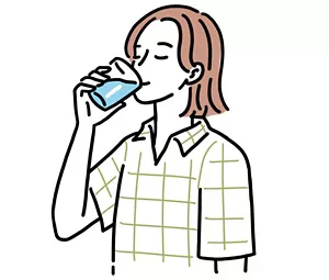 入浴前に水分補給をする女性のイラストイメージ