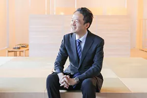 半身浴と全身浴はどのような人におすすめかを語っている早坂信哉さんの写真