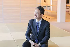 半身浴におすすめの時間や温度を語っている早坂信哉さんの写真