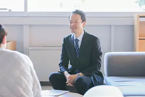 目的別におすすめの湯船入浴の方法を語っている早坂信哉さんの写真
