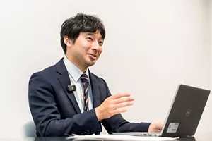 「炭酸風呂とは？」の質問に回答している柳澤さんの写真