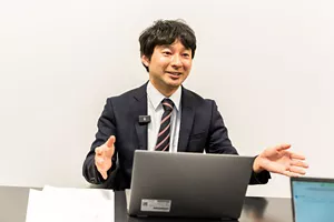 「入浴の基本的な効果とは？」の質問に回答している柳澤さんの写真