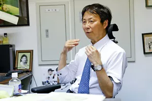 「疲れを取るための入浴の注意点」を解説している小林弘幸さんの写真