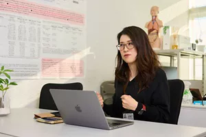 「朝スッキリ起きられない原因は？」の質問に回答している有竹 清夏さんの写真