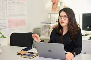 「質の良い睡眠とは？」の質問に回答している有竹 清夏さんの写真