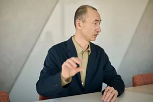 「現代人に多く見られる疲れの原因」について解説している菅原 洋平さんの写真