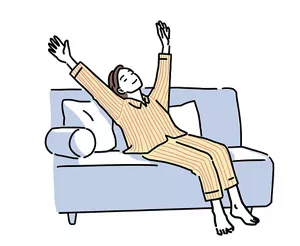 ソファで寛いでいる女性のイラストイメージ