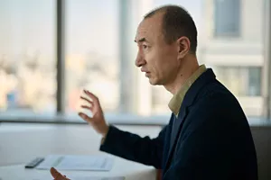 「寝不足によって起こるおもな症状」について解説している菅原 洋平さんの写真