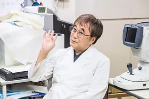 「目の疲れに関する質問」に回答している森岡 清史さんの写真