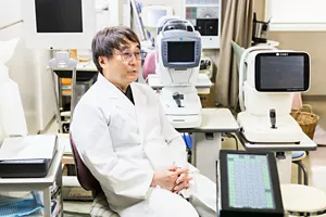「目の疲れを予防する習慣」について解説している森岡 清史さんの写真
