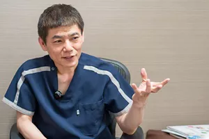 「自律神経（交感神経・副交感神経）とは？」の質問に回答している久手堅司先生の写真