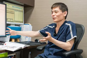 「自律神経が整うことで得られる効果」について解説している久手堅司先生の写真