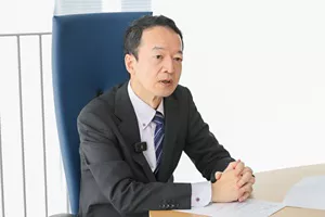 熱中症や夏バテになる理由を語っている早坂信哉さんの写真