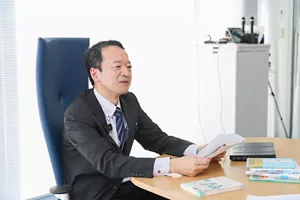 夏のお風呂の温度設定と入浴方法を語っている早坂信哉さんの写真