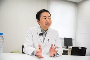 「深部体温は下げた方がいい？上げた方がいい？」の質問に回答している谷口英喜さんの写真