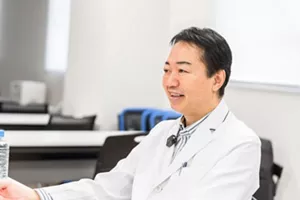 「深部体温をコントロールするには入浴がおすすめ」と語っている谷口英喜さんの写真
