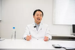 「夏に多い冷えのぼせとは？どんな症状が出る？」の質問に回答している谷口英喜さんの写真
