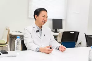 冷えのぼせをセルフチェックする方法について解説している谷口英喜さんの写真
