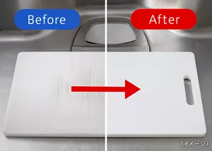 左にキッチン泡ハイター使用前の黒ずんだまな板、右にキッチン泡ハイター使用後の白くきれいになったまな板の画像