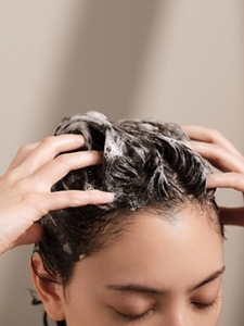 顔と頭皮は、一枚の皮膚だから。頭皮にも、顔と同じように特別なケアを。SCALP, A BEAUTIFUL BEGINNING.