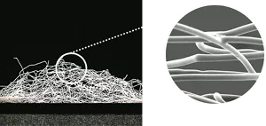 ナプキンのシート断面図を顕微鏡で見たイメージ。複数の繊維がふんわりと折り重なっている。