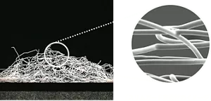 ナプキンのシート断面図を顕微鏡で見たイメージ。複数の繊維がふんわりと折り重なっている。