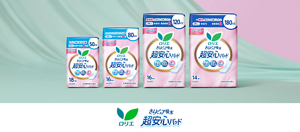 ロリエの吸水ナプキン、さらピュア吸水 超安心パッドの商品ビジュアル。薄い緑色の空間に商品が佇んでいる。
